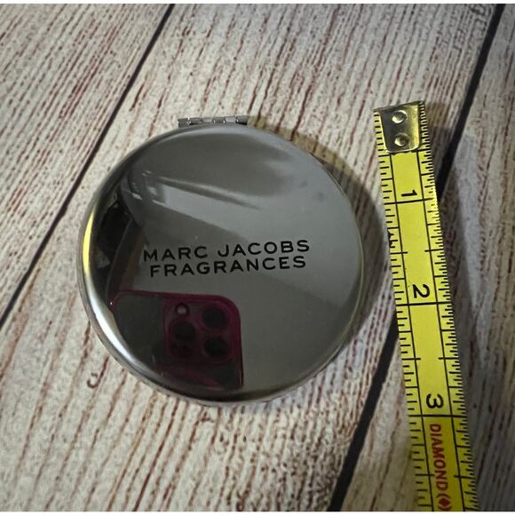 Marc Jacobs Fragrances Silver Compact Double Mirror Travel Size New - Picture 8 of 8